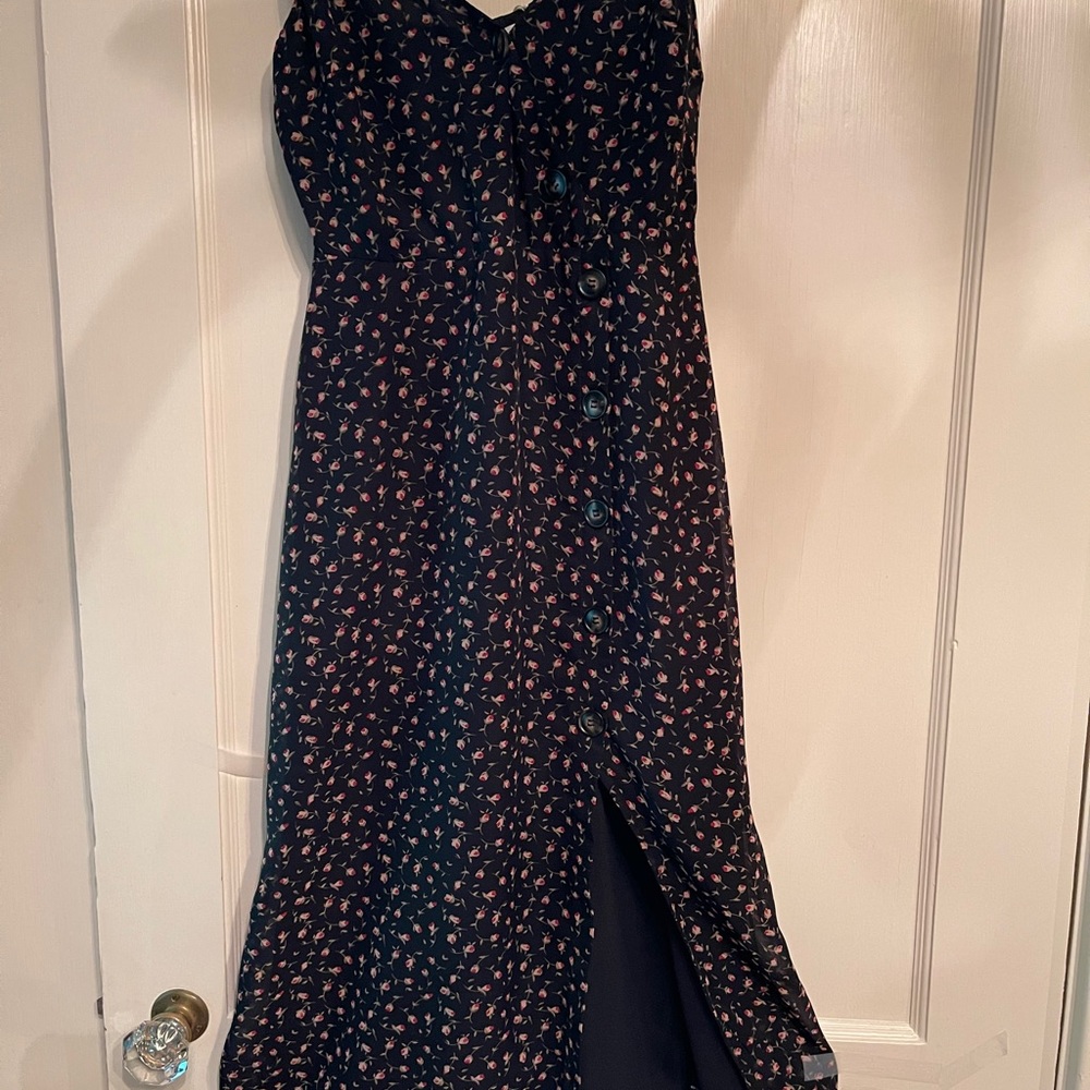 Sleeveless classic summer dress.